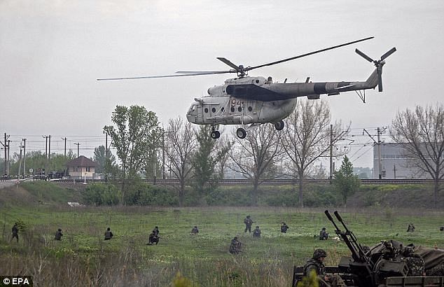 A Ukrainian military helicopter lands near a Ukrainian checkpoint near the town of Slaviansk in eastern Ukraine. Photo: Daily Mail 