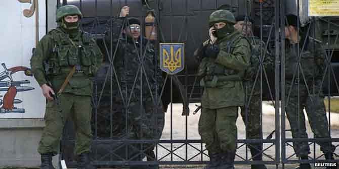 Soldiers, believed to be Russian, in the village of Perevalnoye outside Simferopol. 