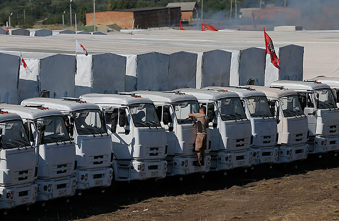 A Russian convoy of trucks carrying humanitarian aid for Ukraine is parked at a camp near Kamensk-Shakhtinsky, Rostov Region, August 15. Photo: Reuters 
