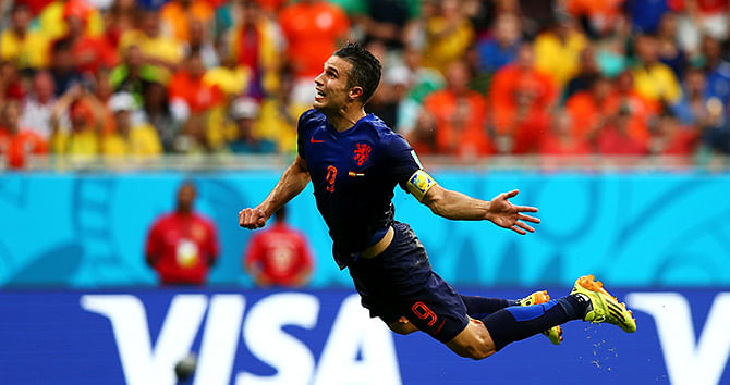 Robin van Persie of the Netherlands scores the equalising goal during the 2014 FIFA World Cup Brazil Group B match between Spain and Netherlands at Arena Fonte Nova on June 13, 2014 in Salvador, Brazil. Photo : Getty Images