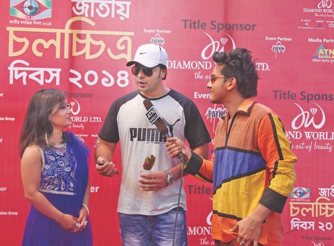 Shakib Khan is interviewed on the red carpet.  Photo: Ridwan Adid Rupon