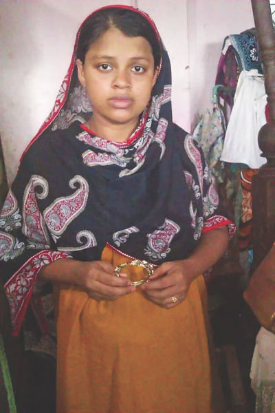 Shamhunnahar, wife of murdered driver Jahangir Alam, is showing the last gift from her husband, a pair of bangles, at her home in Narayanganj yesterday. Photo: Star