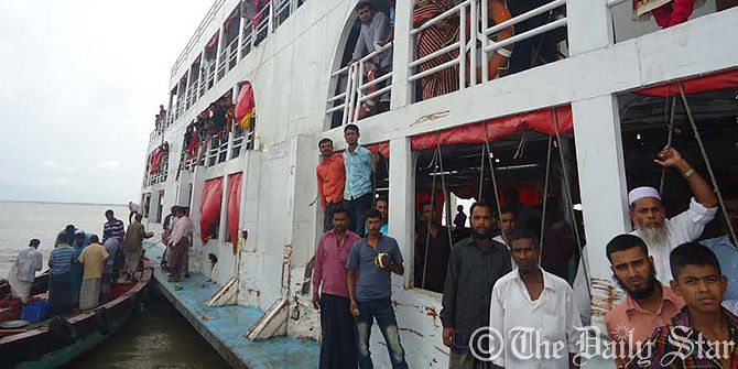 Passengers of stuck MV Sattar Khan are being rescued with help of trawlers and another launch. Photo: STAR