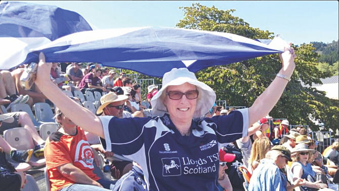 An elderly Scottish lady show their support.