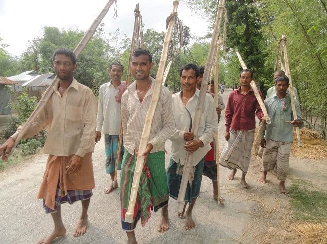 A few farm labourers of Megharam village in Lalmonirhat Sadar upazila return frustrated after failing to get any work as there is very little demand for their work during the ongoing off-period that will continue until the harvest of now growing IRRI-Boro paddy starts in early June. PHOTO: STAR
