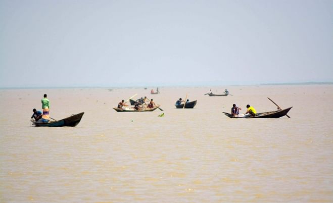 Although the ongoing peak season sees serious crisis of hilsa in the southern region, hard-pressed fishermen on small boats continue efforts to catch the popular fish. The photo was taken from Tentulia River in Baufal upazila under Patuakhali district yesterday.  PHOTO: STAR