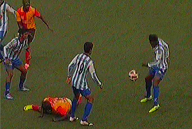 A Sk Jamal defender foils an attack by Kolkata East Bengal forwards durign extra time of IFA Shied first semi-final at Salt Lake Stadium Tuesday afternoon. Photo: TV grab