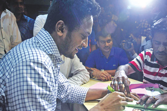 Bangladesh ace all-rounder Shakib Al Hasan signs for Gazi Tank Cricketers during the last day of the two-day players' transfer for the Dhaka Premier Division Cricket League at the Bangabandhu National Stadium yesterday.  PHOTO: STAR