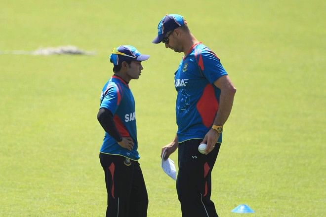 Bangladesh captain Mushfiqur Rahim (L) and head coach Shane Jurgensen formed a quite fruitful partnership during their good days, during which discipline and team spirit yielded good results. It may have been the fall of these values that led to the team's downfall this year, and which eventually led to the coach's resignation yesterday. PHOTO: STAR FILE
