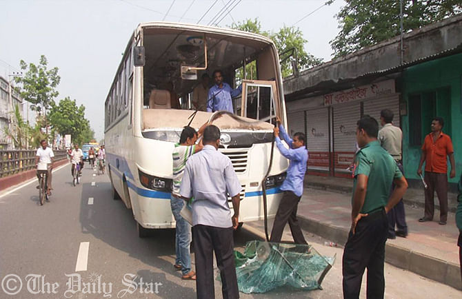 Islami Chattra Shibir activists shatter the windshield of a bus of Rajshahi University at Banrnali intersection in Rajshahi city on Thursday. Photo: Star