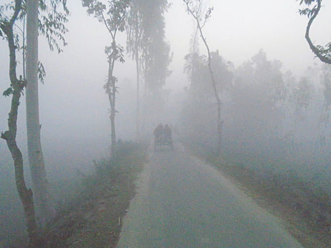 COUNTRY SHIVERS IN COLD: Dense fog envelops Saghata upazila of Gaibanda, as the winter chill finally starts bearing down on different parts of the country, particularly the north. Photo: Star