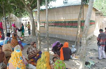 Treatment seekers throng the so-called mazar (shrine), set up a few months ago, at Khetupara village in Sujanagar upazila under Pabna district. PHOTO: STAR