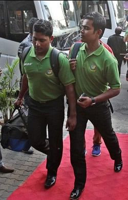 Bangladesh cricketers Imrul Kayes (R) and Shamsur Rahman arrive at the team hotel yesterday, ahead of Tuesday's second Test against Sri Lanka in Chittagong. The two openers will fight for the same spot as Shamsur failed to impress in the first Test. Photo: Star