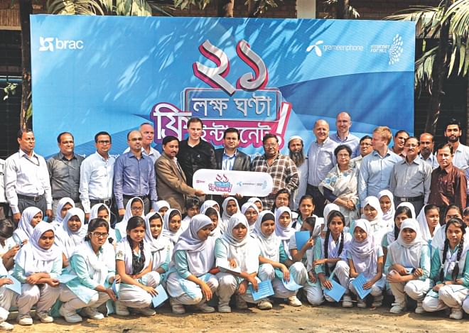 Sigve Brekke, chairman of GP, poses with students at an event in Dhaka yesterday to announce the company's plan to provide 21 lakh free internet hours to students of 250 schools around the country in collaboration with Brac.  Photo: Grameenphone