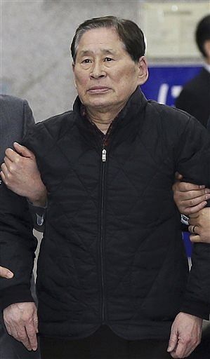 In this April 17, 2014 photo, Kim Han-sik, president of Chonghaejin, is escorted by helpers to hold a press conference at Incheon Port International Passenger Terminal in Incheon, South Korea. South Korean prosecutors on Thursday, May 8, 2014 detained Kim, the head of the company that owns the ferry that sank last month, over an allegation of cargo overloading. Photo: AP