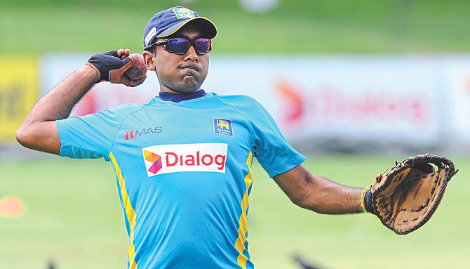 Sri Lanka batting maestro Mahela Jayawardene throws a ball during a practice session at the Sinhalese Sports Club Ground in Colombo yesterday. PHOTO: AFP