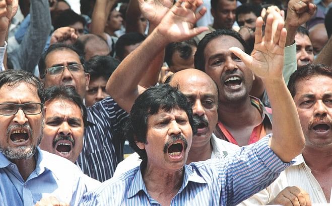 Members  of Bangladesh Roads and Highways Contractors' Association chanting slogans in front of Sharak Bhaban in the capital's Tejgaon yesterday, demanding that the Roads and Highways Department pay them around Tk 280 crore overdue for the last seven fiscal years.  Photo: Star