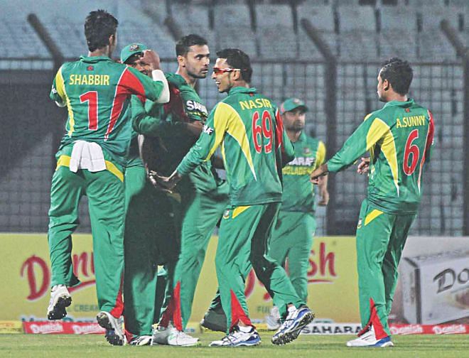 Bangladesh skipper Mashrafe Bin Mortaza is congratulated by teammates after dismissing a Sri Lanka batsman during the second and final T20I at the Zohur Ahmed Chowdhury Stadium in Chittagong yesterday.  Photo: Anurup Kanti Das