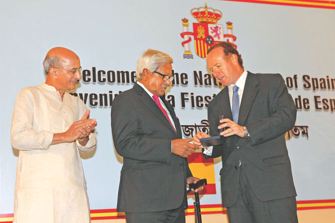 Brac Founder and Chairperson Sir Fazle Hasan Abed, second from left, receives Spanish Order of Civil Merit from Spanish Ambassador to Bangladesh Luis Tejada at Lakeshore Hotel in the capital yesterday in recognition of his contribution to poverty alleviation and community empowerment while Taufiq-e-Elahi Chowdhury, energy adviser to the prime minister, looks on. Photo: Star