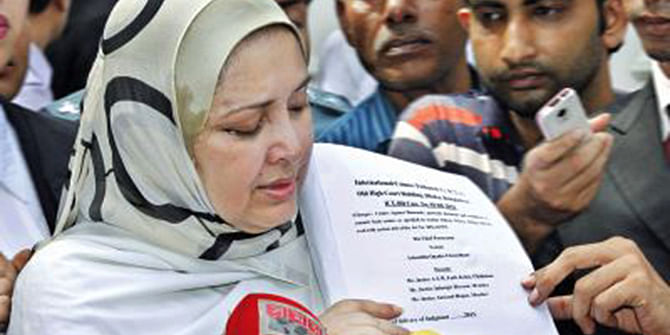 This STAR file photo shows war criminal Salauddin Quader Chowdhury’s wife Farhat Quader Chowdhury showing journalists a printed copy of the partially leaked verdict that had been available online the day before the verdict