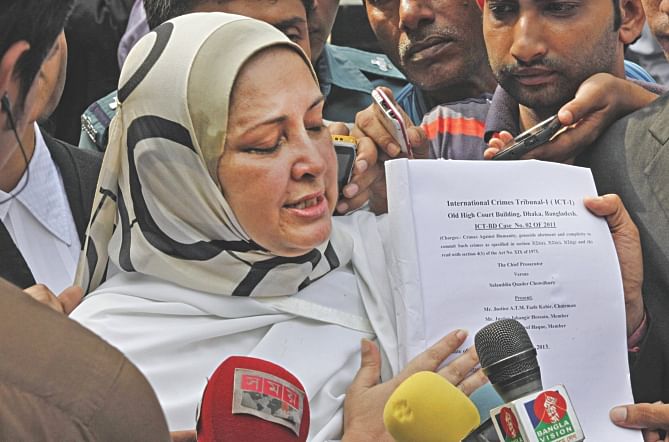 Condemned war criminal Salauddin Quader Chowdhury's wife Farhat showing the media a copy of allegedly the draft verdict. The photo was taken in front of the international crimes tribunal on October 1 last year, right after the verdict was delivered. Photo: File