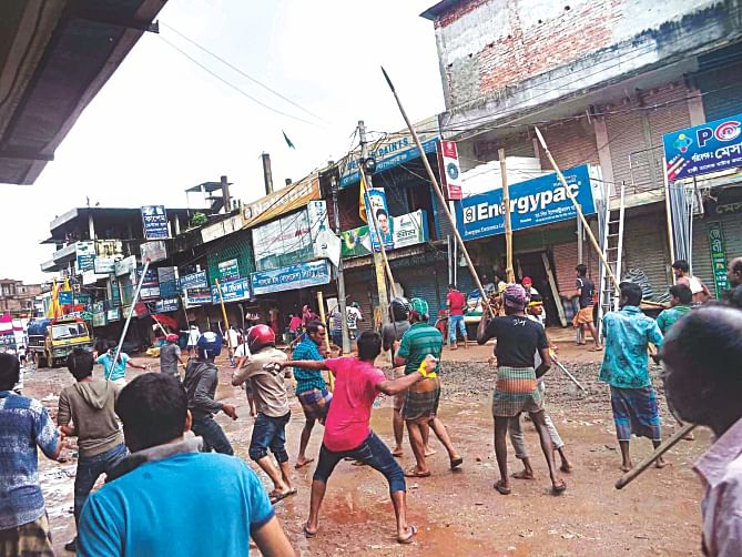 Sramik League men during a factional clash between Mawna Chowrasta and Peyar Ali College in Sreepur upazila of Gazipur district yesterday over “running an extortion racket” at a human hauler stand in Mawna. Photo: Star