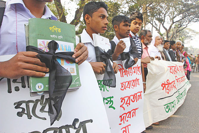  Students form human chain on February 01 in Dhaka, demanding that public exams be kept out of the purview of hartals . Photo: Star, Banglar Chokh