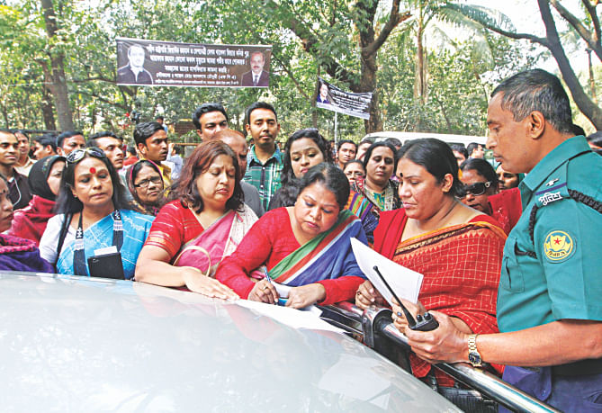 Parents of children appearing in the upcoming Secondary School Certificate exams sign a memorandum before BNP Chairperson Khaleda Zia's Gulshan office in the capital yesterday urging her not to impose hartals and blockades during the public exam so as to ensure a congenial environment. Photo: Star