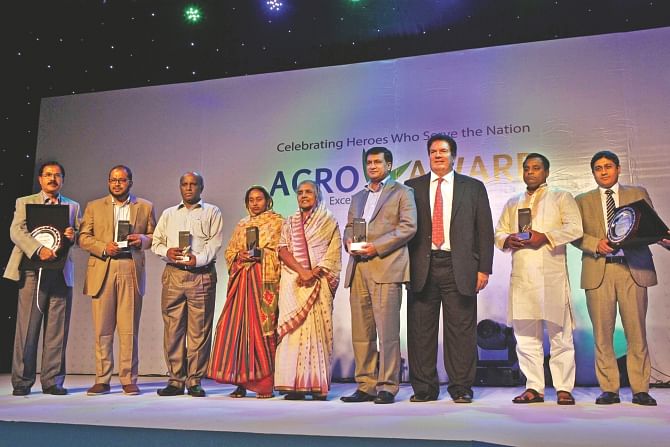 Fifth from left, Matia Chowdhury, agriculture minister, and Jim McCabe, chief executive officer of Standard Chartered Bangladesh, pose with the winners of the first AGROW Award from Standard Chartered at a ceremony at Sonargaon Hotel in Dhaka yesterday.  Photo: Star 