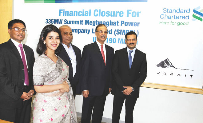 Second from right, Muhammed Aziz Khan, chairman of Summit Group, poses with Abrar A Anwar, head of corporate and institutional clients of Standard Chartered Bangladesh, Ayesha Aziz Khan, a director of Summit Group, and others at the bank's headquarters in Dhaka yesterday. Photo: STAR 