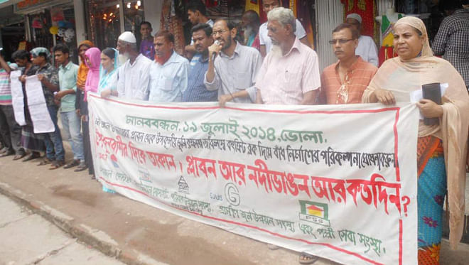 Victims formed a human chain in front of K Jahan Market in Bola yesterday, demanding steps to protect the disrict town from tidal surge and erosion by the River Meghna. Photo: Star 