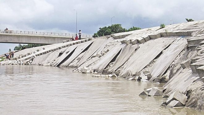 Strong current damaged around 100 metres of the dyke of the Teesta bridge road in Lalmonirhat.  Photo: Star
