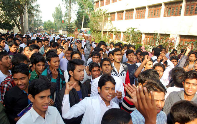 Students of Institute of Health Technology in Bogra staged demonstration yesterday demanding construction of a Shaheed Minar on the campus.  PHOTO: STAR