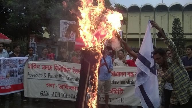 Activists of different cultural and student organisations burn effigies of US President Barack Obama and Israeli Prime Minister Benjamin Netanyahu at Shahbagh intersection in the capital yesterday. Photo: Star