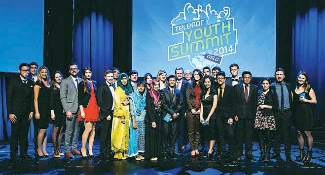 Jon Fredrik Baksaas (centre), President and CEO of Telenor Group, with the Youth Summit participants at a reception in Oslo.