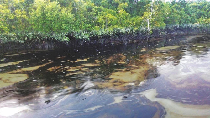 The oil slick on the Shela and Pashur rivers after a tanker loaded with furnace oil sank near the Sundarbans early Tuesday. Photo: Star/Banglar Chokh