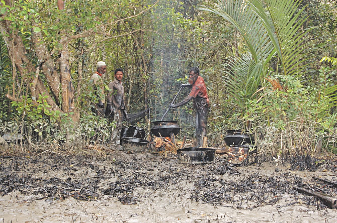 People boiling the furnace oil scooped up from the Shela river in the Sundarbans yesterday to get rid of the water in it. They intend to sell the oil. Photo: Star