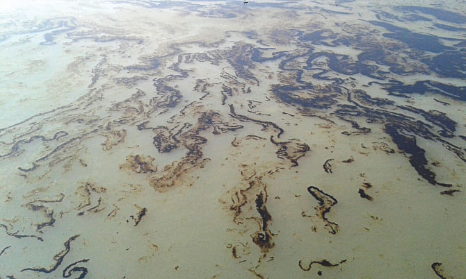Oil spilled from the tanker. Photo: Star