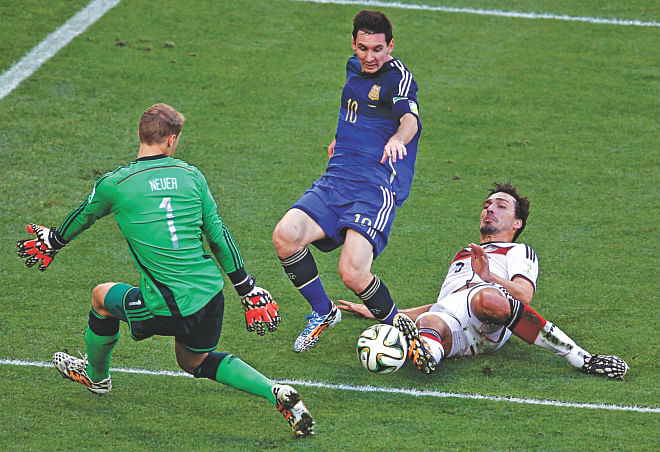 Argentina superstar Lionel Messi (C) came that much close to scoring against Germany in the gripping World Cup final at the Maracana Stadium in Rio de Janeiro on Sunday. The match was locked at nil-nil during the regulation 90 minutes. Photo: REUTERS