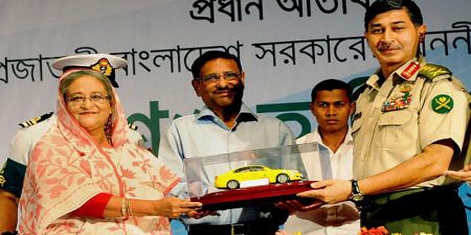 Prime Minister Sheikh Hasina launches new taxicab service at Army Golf Club in Dhaka. Photo: Prothom Alo.  
