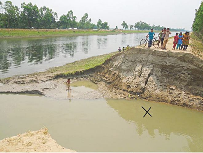 A 20-metre portion of the embankment of Rangpur branch of Teesta Irrigation Project at Dakkhin Borobhita village in Kishoreganj upazila under Nilphamari district breached on Tuesday night, causing inundation of a hundred hectares of boro fields. PHOTO: STAR