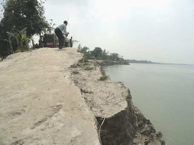 Erosion by Dharla river in Lalmonirhat Sadar upazila devouring a road in Kulaghat village. PHOTO: STAR