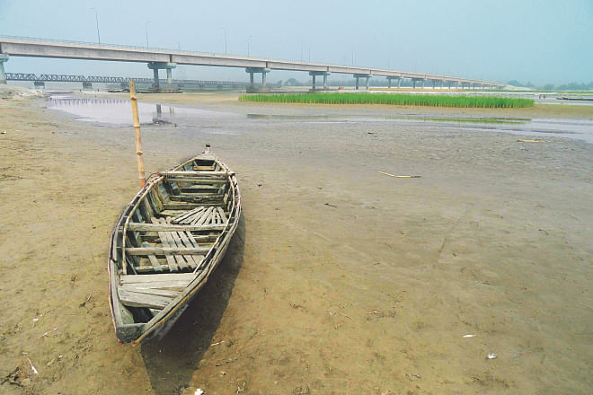 The almost dry Teesta river near the Teesta rail and road bridges in Lalmonirhat. Farmers are now counting the cost of the drop in the water level of the Teesta. Photo: Star