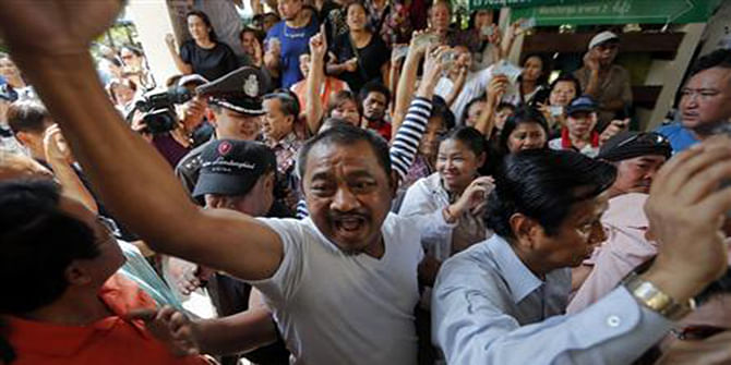 Protesters demanding the right to vote argue with security and election officials at a Din Dang district office where voting was called off in Bangkok February 2. Photo: Reuters 