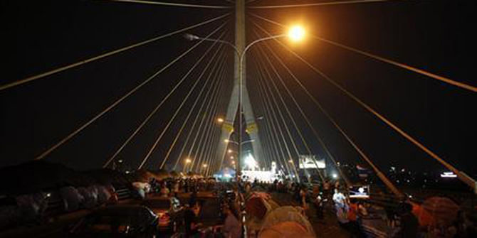 Anti-government protesters camp on Rama VIII bridge in Bangkok February 4. Photo: Reuters 