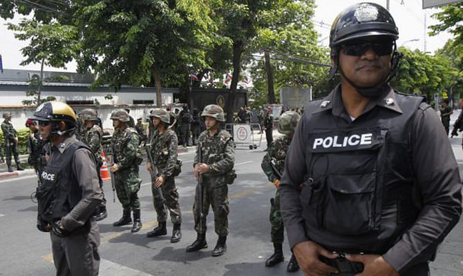 Thai soldiers stand guard with their weapons at the Army Club in Bangkok May 23. Photo: Reuters  