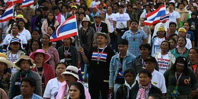 Anti-government protesters listen to the national anthem during a rally in central Bangkok January 1. 