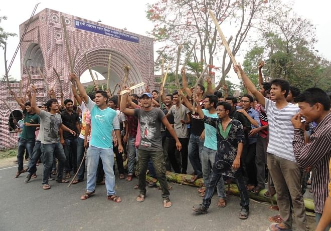 The students of Hajee Danesh Science and Technology University (HSTU) stage demonstration on the campus yesterday, protesting attacks on two students and three buses of the university by transport workers at Kalitola of Dinajpur town on Wednesday. Photo: Star
