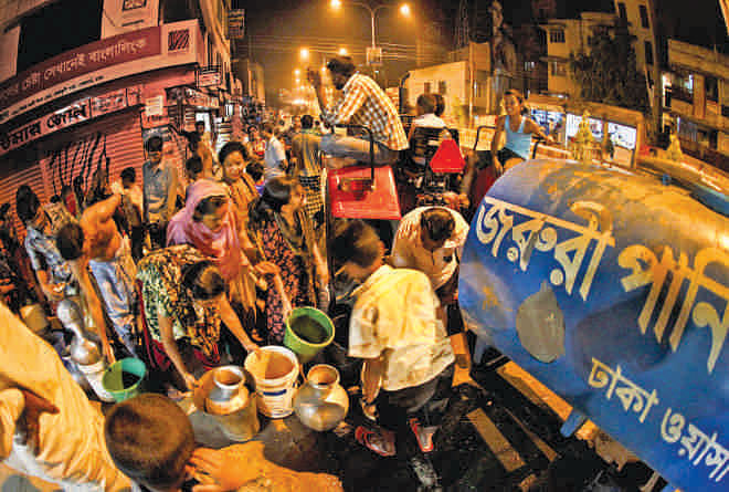 Thousands of Dhakaites pass sleepless nights just to collect a bucket of water. Photo: Rashed Shumon