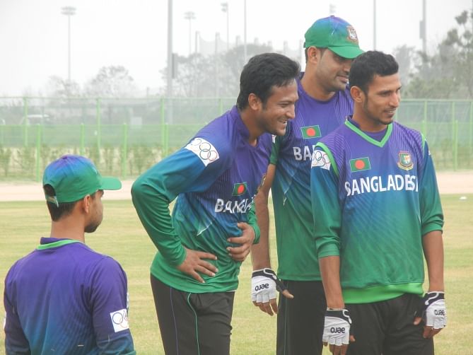  Superstar Shakib Al Hasan (C) is amused by something while teammates (L-R) Mashrafe Bin Mortaza, Ziaur Rahman and Nasir Hossain look on during Bangladesh's training session at Songdo LNG Baseball Ground in Incheon yesterday. PHOTO: ANISUR RAHMAN